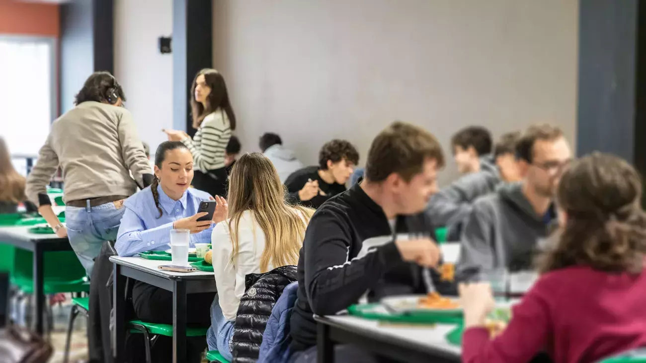 studenti in mensa, tavoli