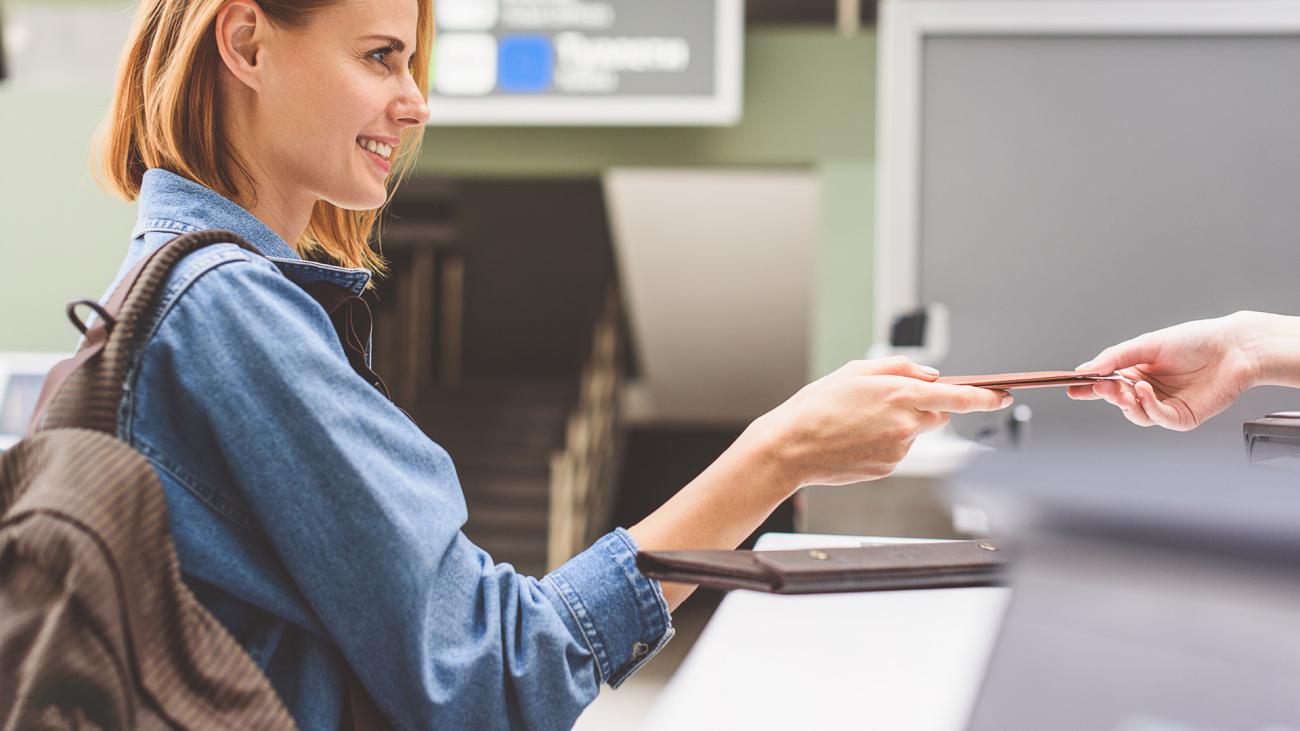 ragazza che consegna documenti di viaggio