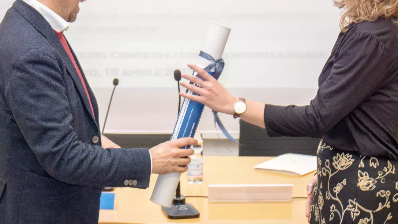 consegna di una pergamena, particolare mani