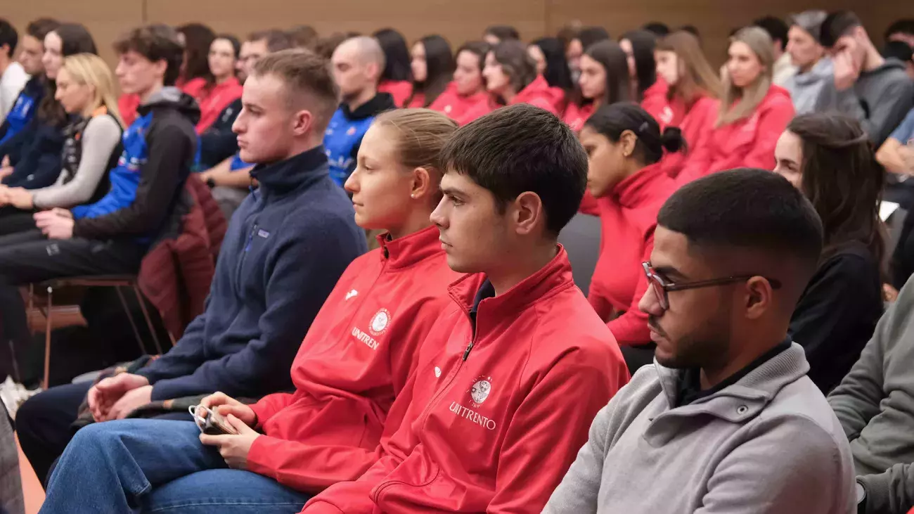 ragazzi programma top sport con felpa rossa con logo UniTrento