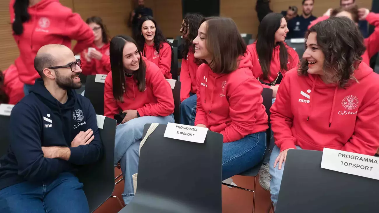 ragazzi programma top sport con felpa rossa con logo UniTrento