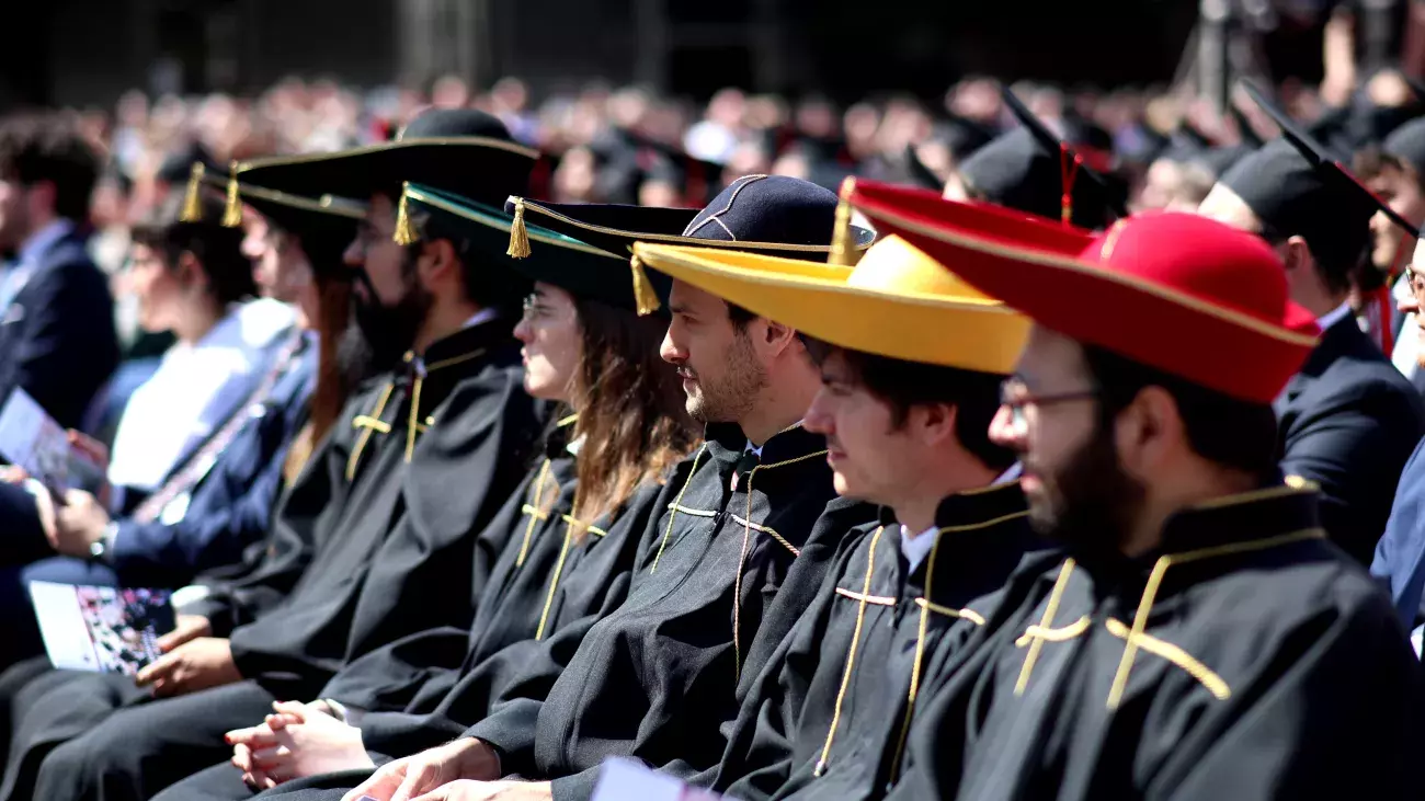 Dottori di ricerca con toga e copricapo