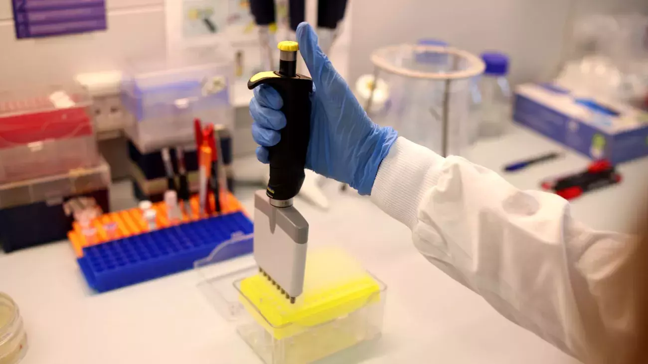 mani ricercatore con strumentazione laboratorio CIBIO