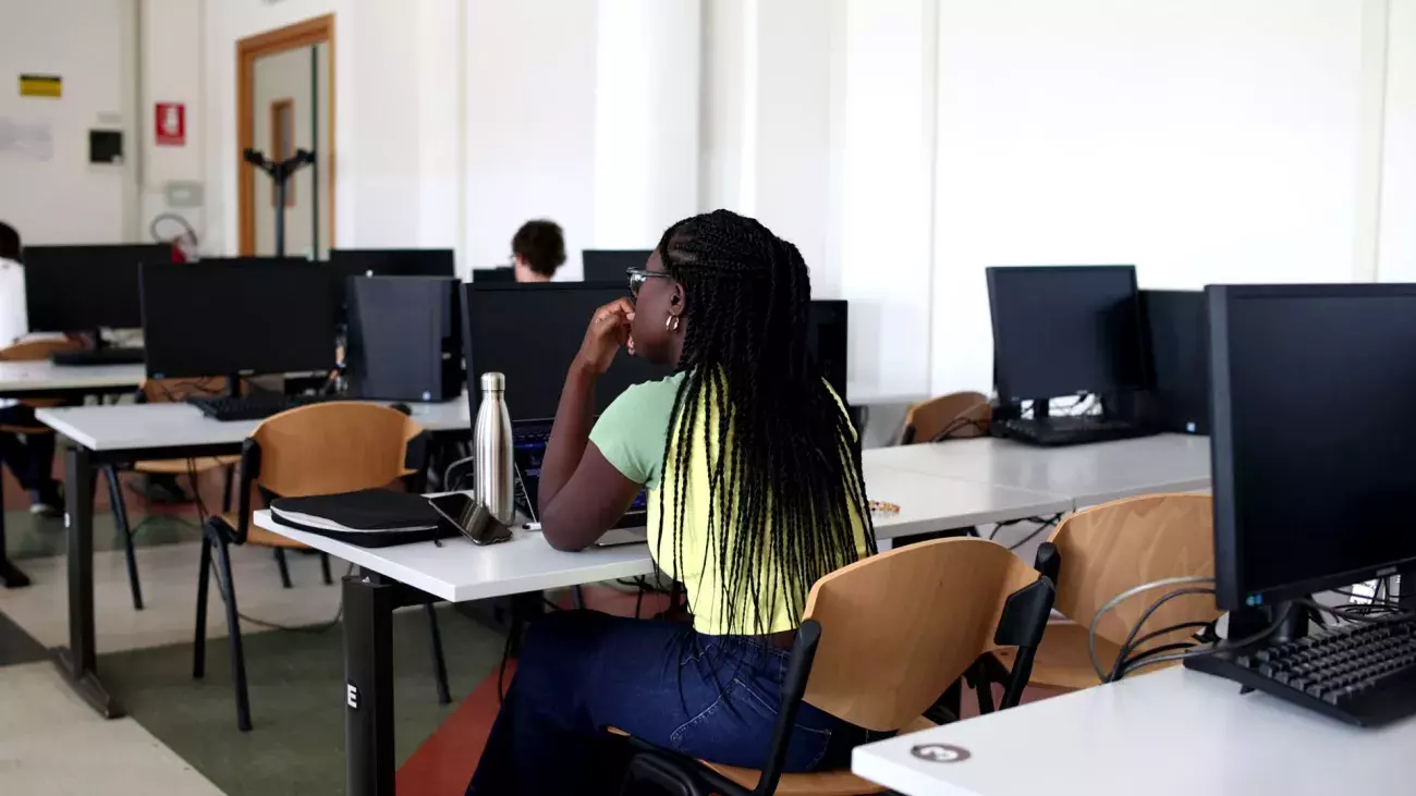 studentessa internazionale di schiena aula computer