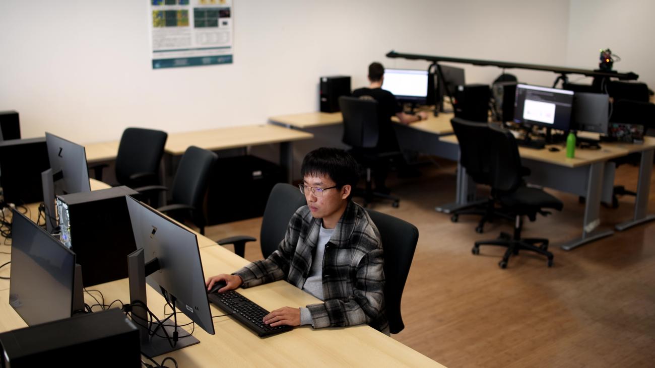 studente internazionale in aula computer
