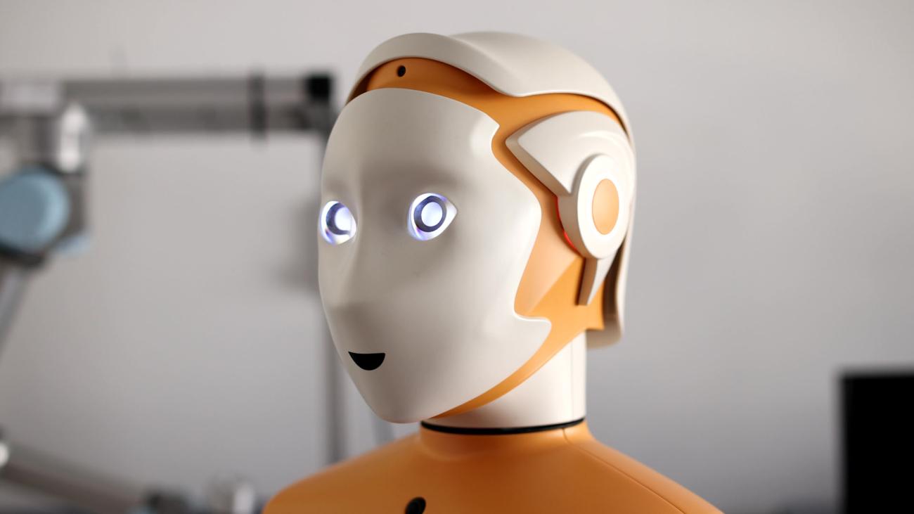particolare volto robot umanoide