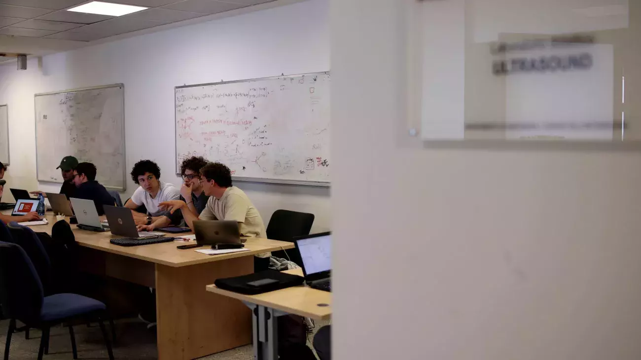 studenti con laptop e lavagne in Laboratorio DISI