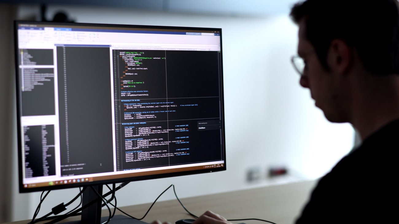 silhouette persona al computer, sullo schermo linguaggio di programmazione