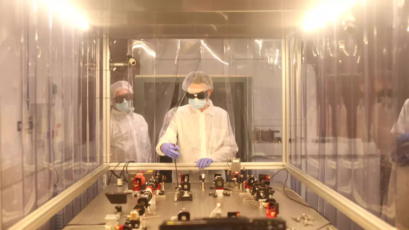 persone con camice e protezioni in laboratorio