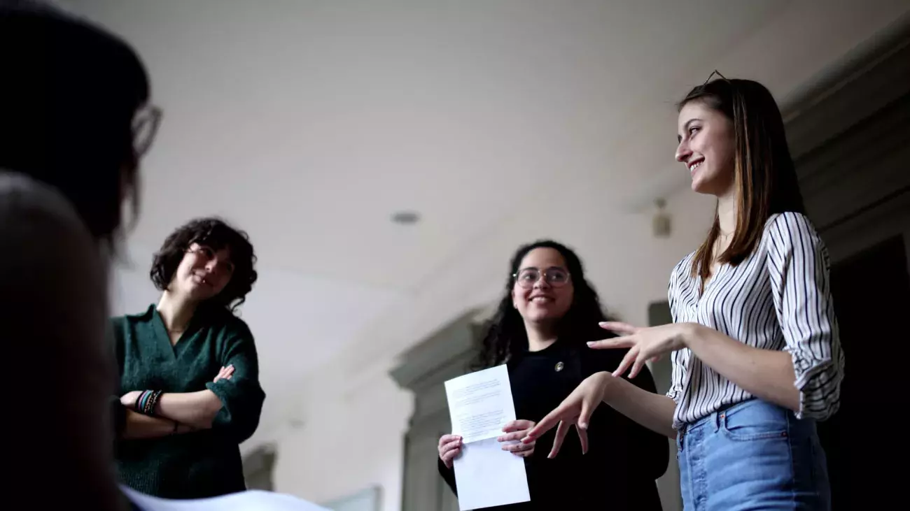 studentesse sociologia e Ricerca Sociale che dialogano