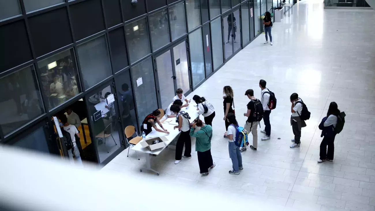 studenti in fila visti dall'alto, Palazzo Prodi