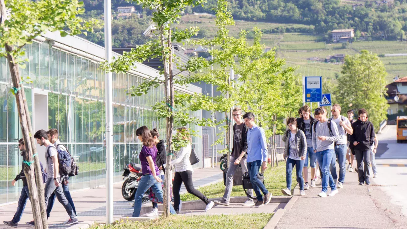 ragazzi alla fermata dell'autobus a Povo