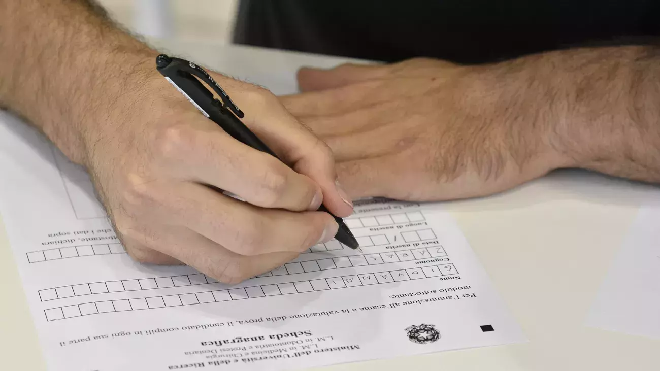 mani che scrivono, compilazione di un modulo