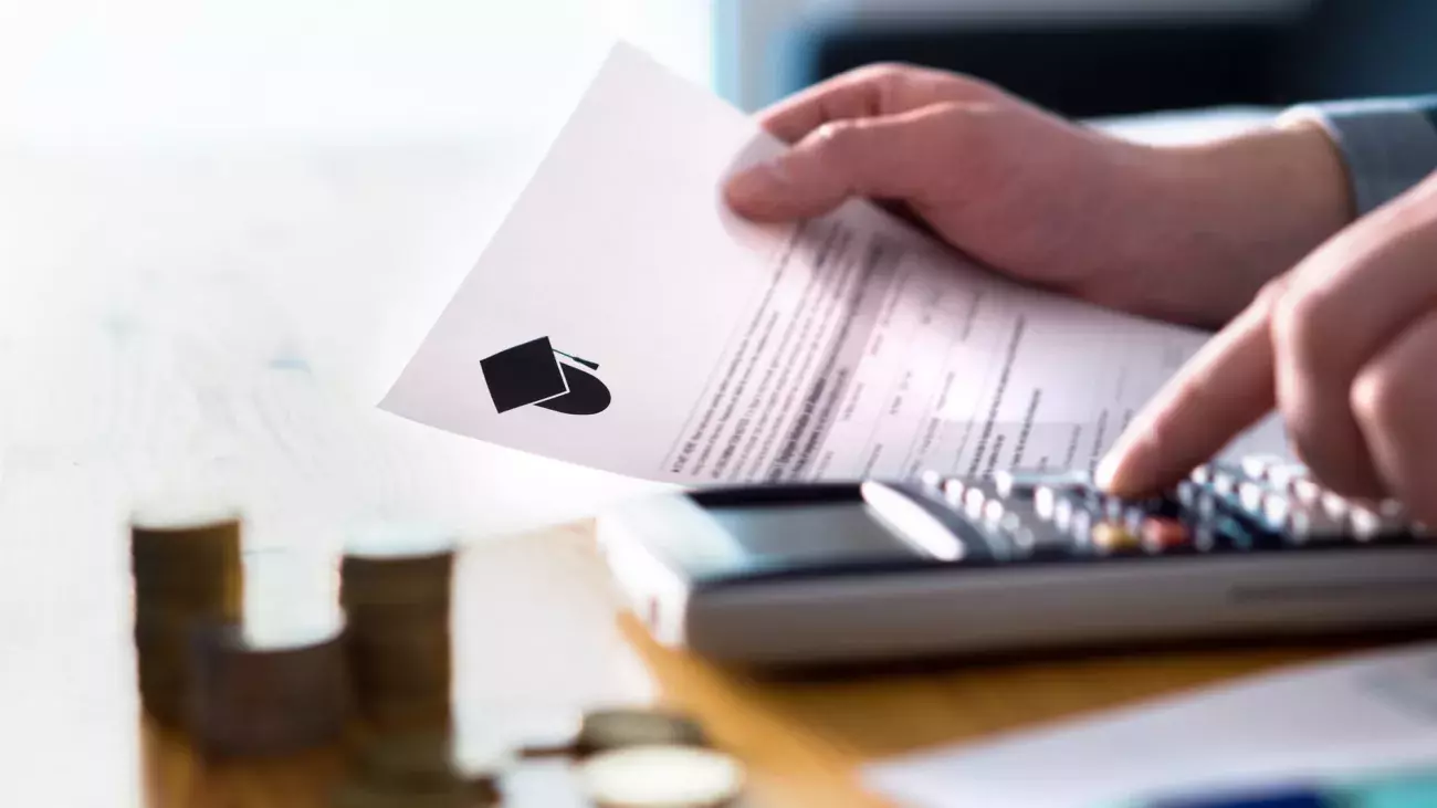 mani con documenti, calcolatrice e denaro