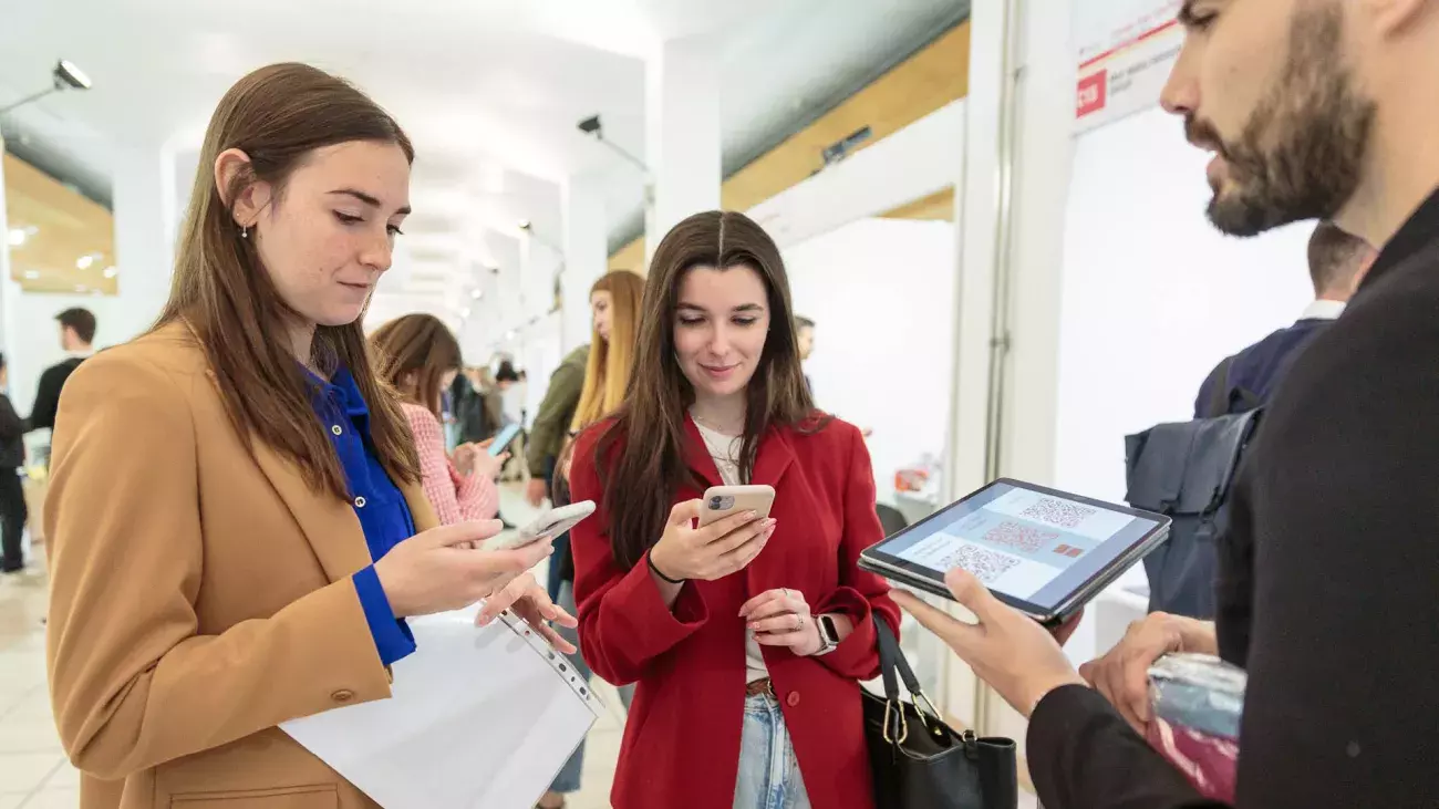 gruppo di ragazzi con smartphone e tablet