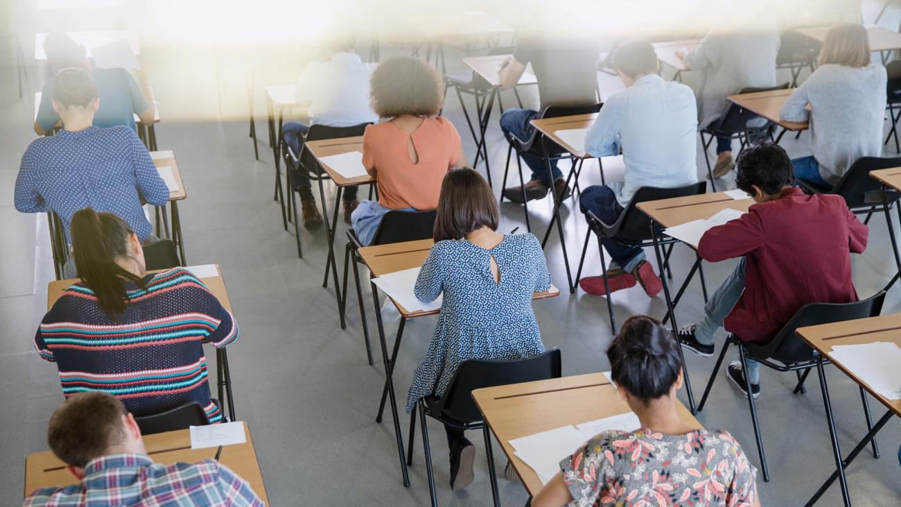 ragazzi visti di schiena durante svolgimento esame di stato