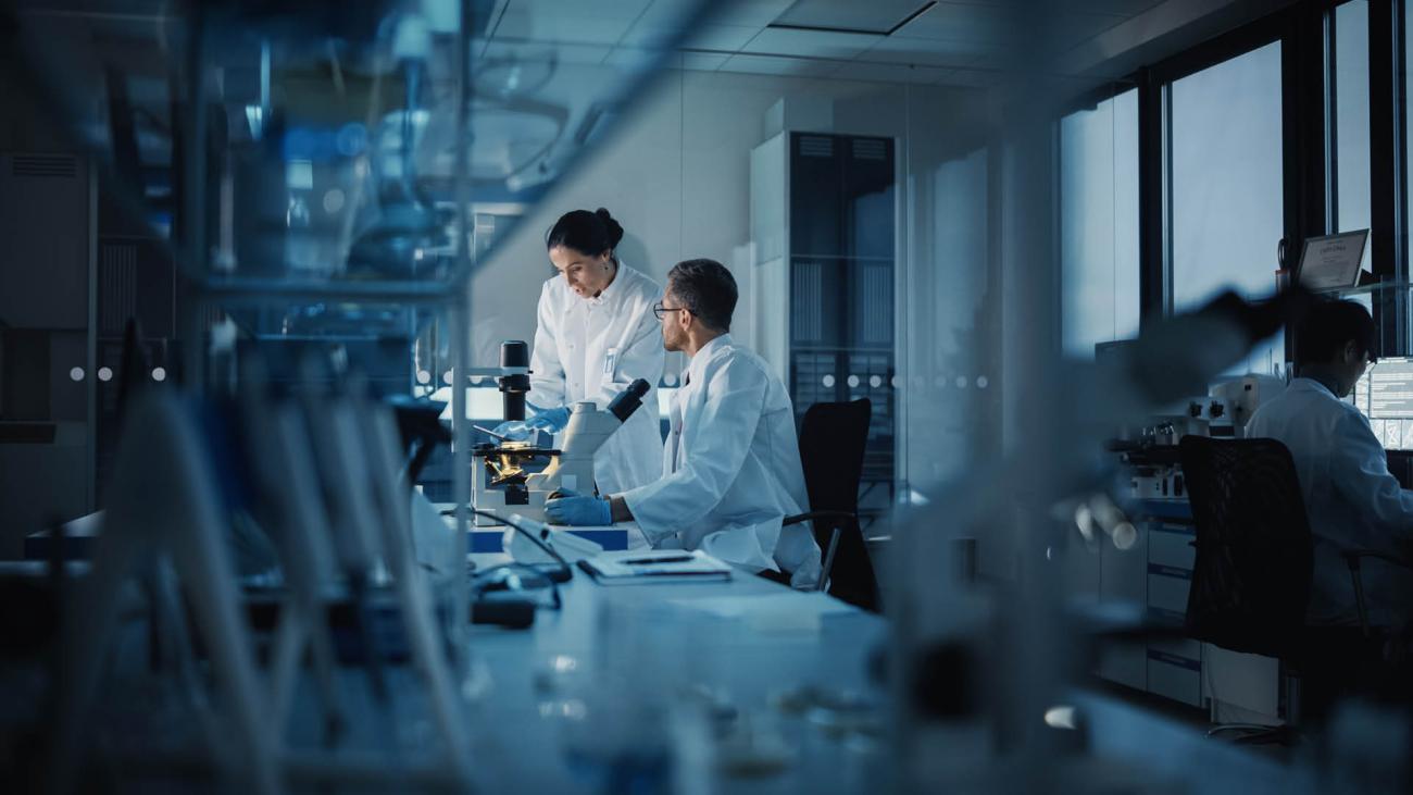 Persone in laboratorio