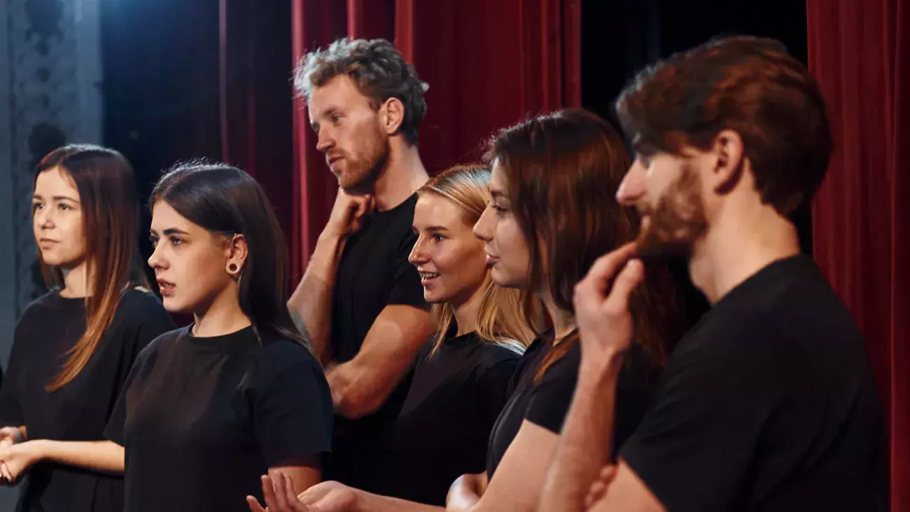 Ragazze e ragazzi in teatro