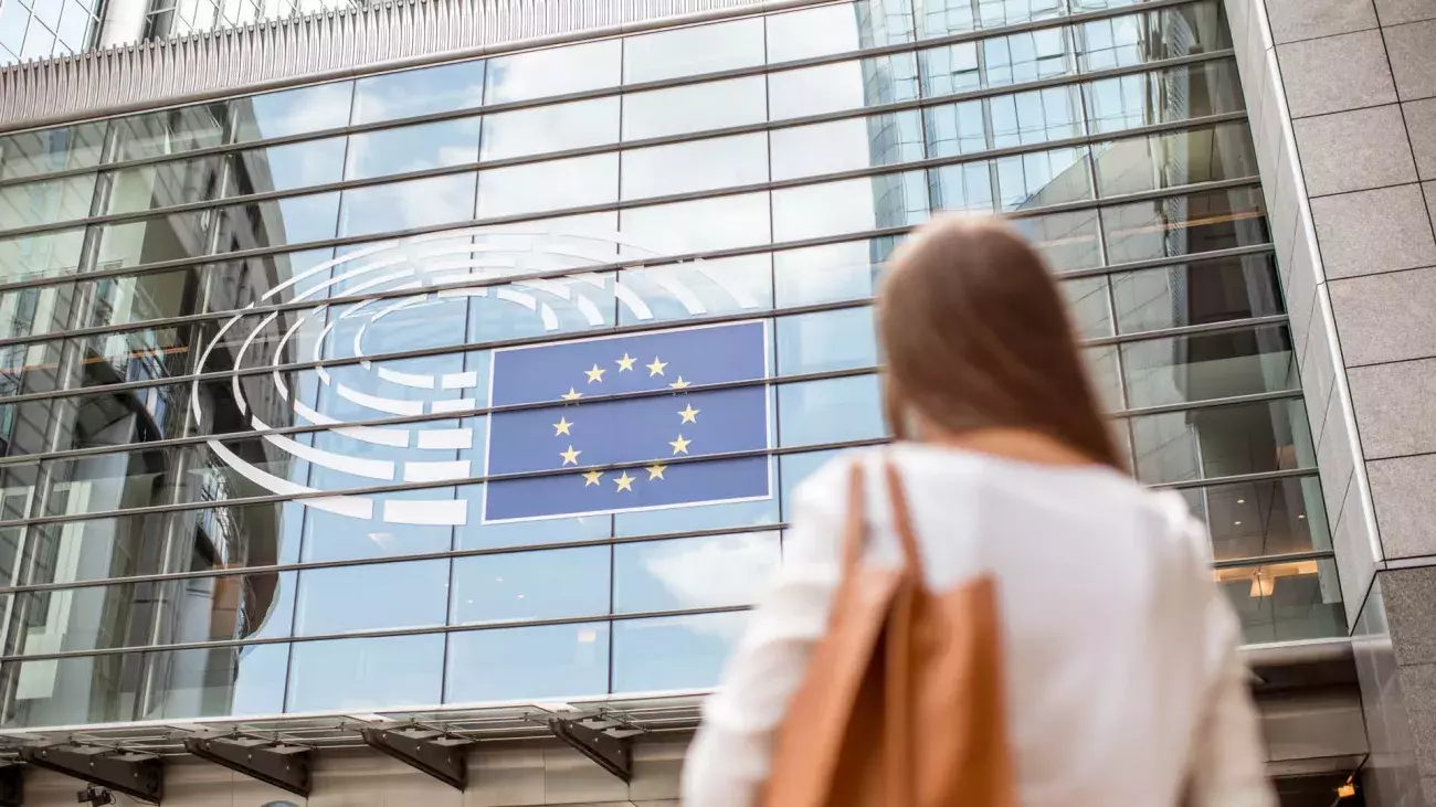 Ragazza che guarda l'entrata del parlamento europeo