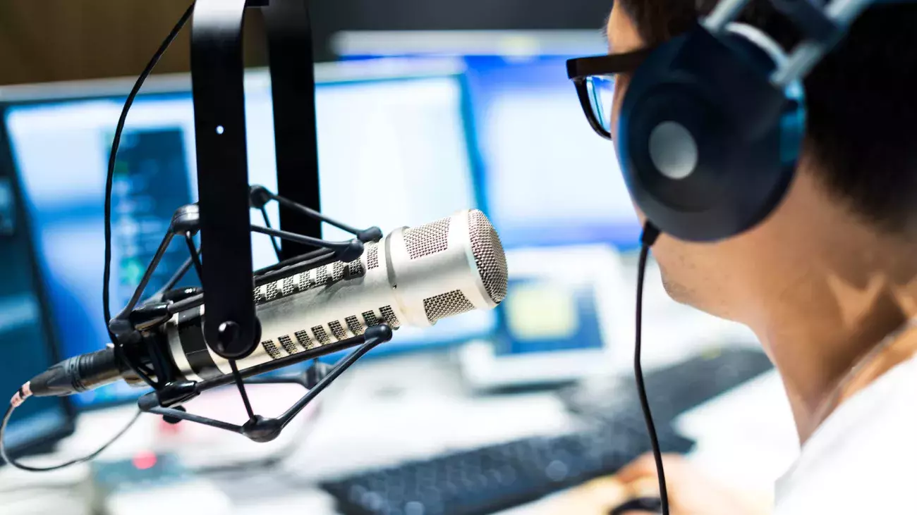 Persona con cuffie che parla al microfono