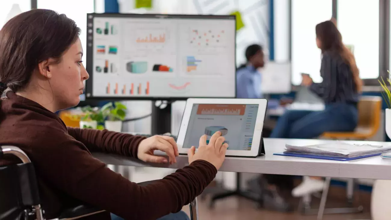 Ragazza che lavora al tablet in un ufficio