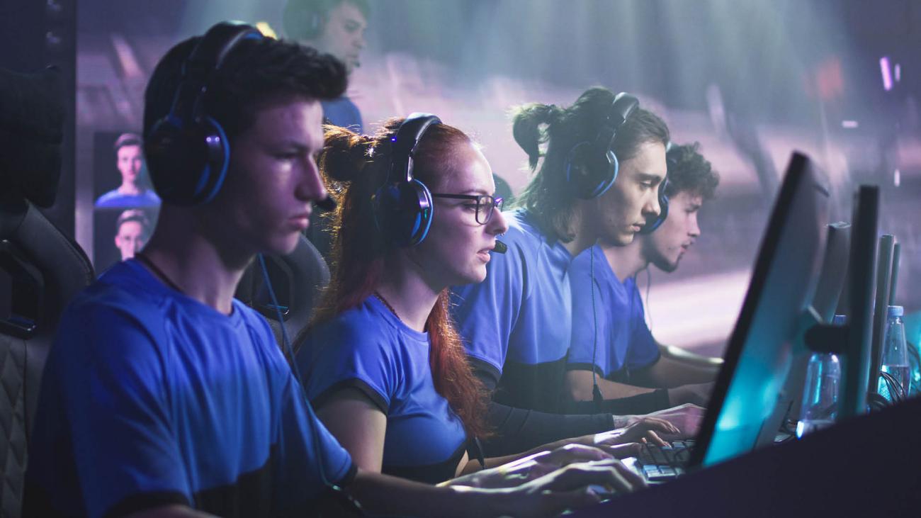 Ragazze e ragazzi che giocano al pc