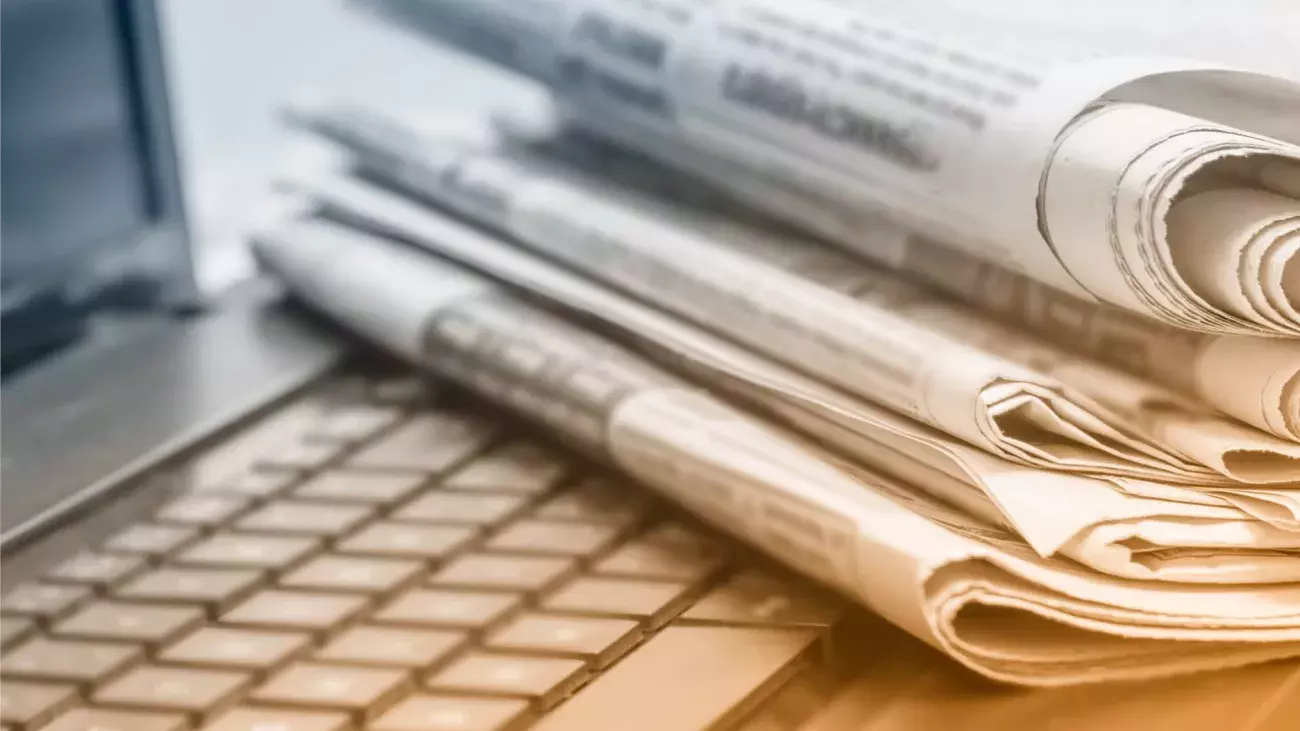 Giornali su una tastiera di un laptop