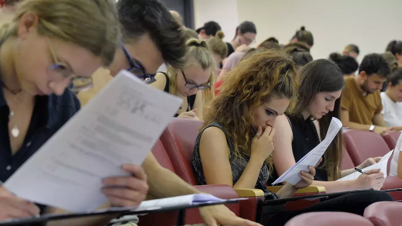 studenti assorti durante un test d'ingresso