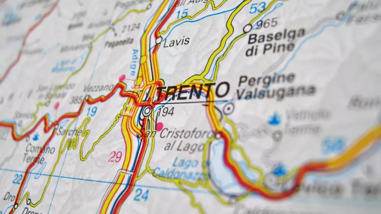 foto mappa cartacea di Trento