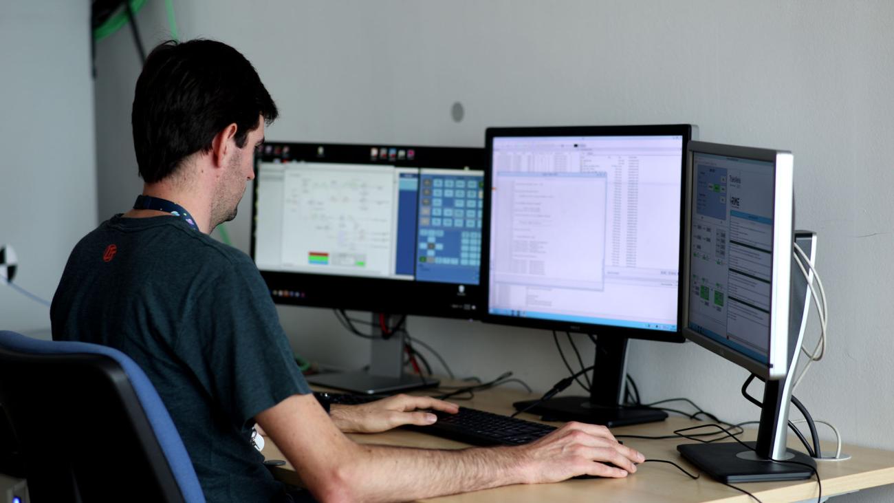 studente al lavoro con diversi monitor