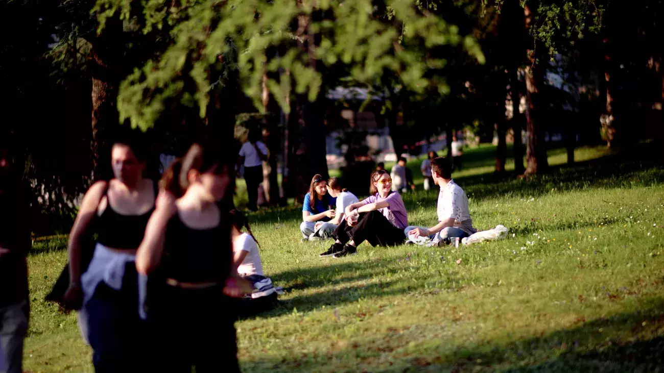 ragazzi seduti nel prato a Mesiano