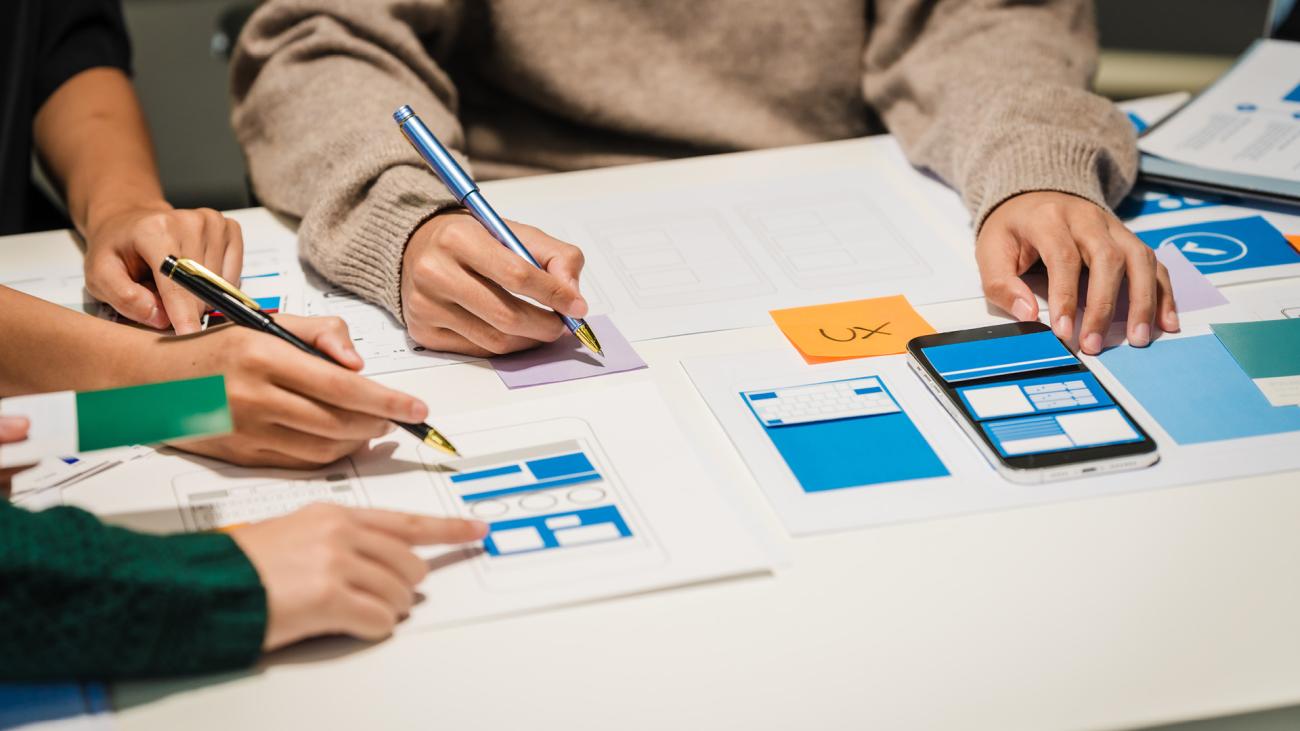 Progettazione, mani e mockup di carta