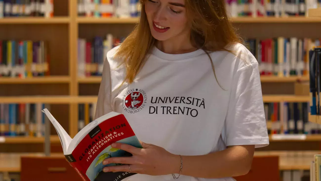 ragazza con tshirt con logo UniTrento