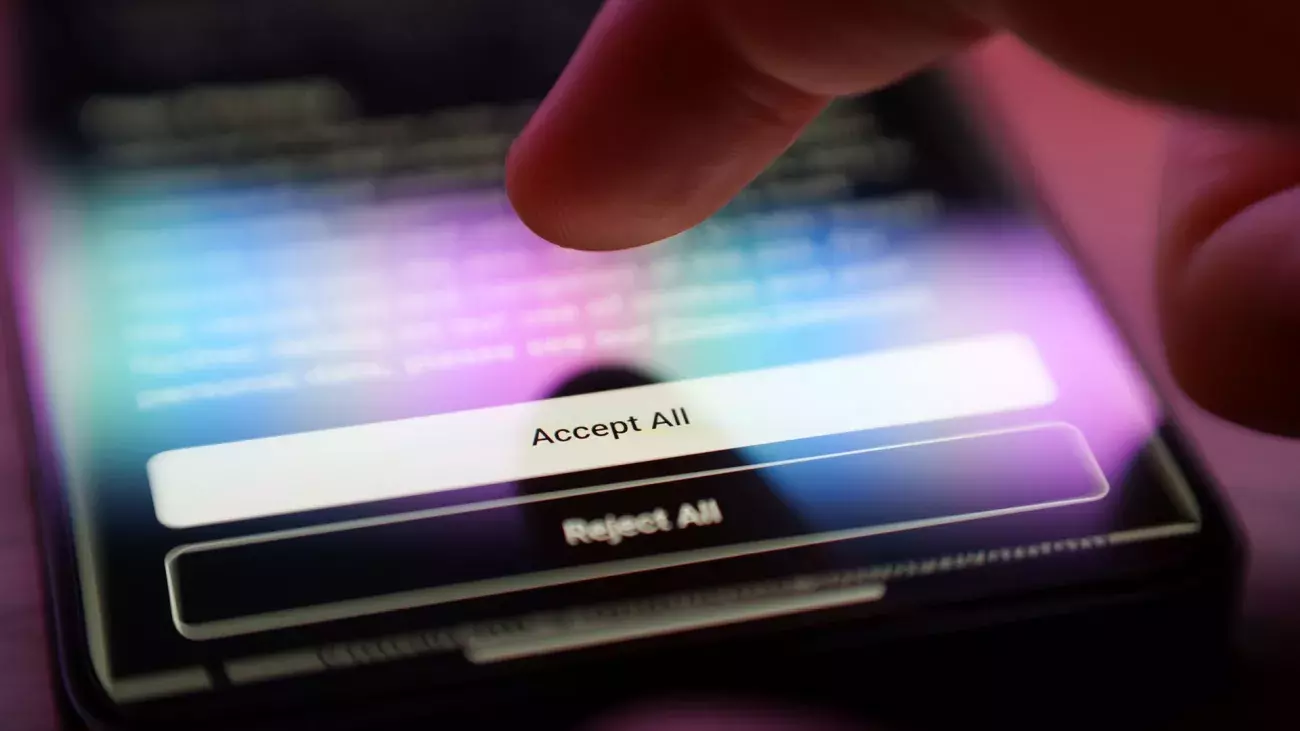 dito che sta per tappare 'Accept all' su un dispositivo