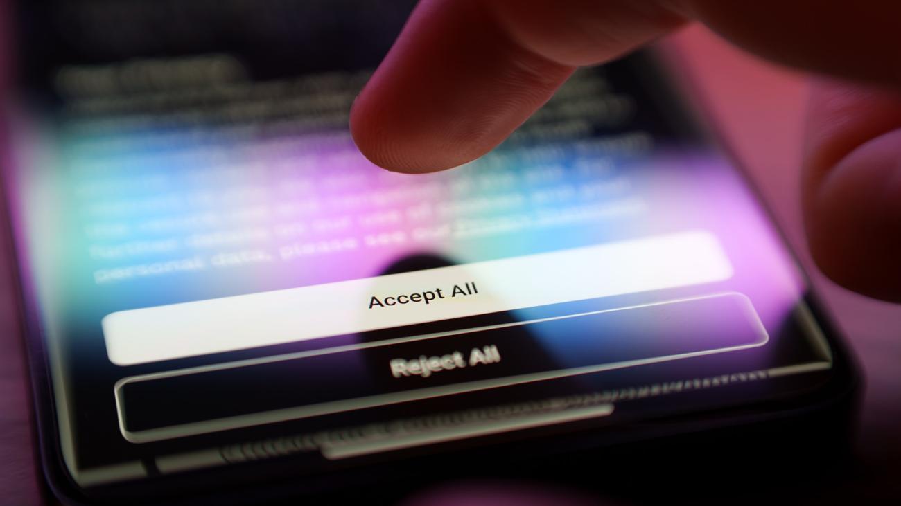 dito che sta per tappare 'Accept all' su un dispositivo