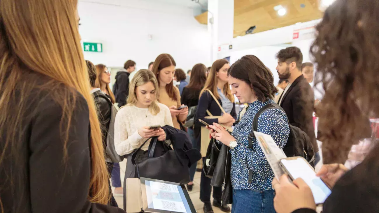 persone con smartphone