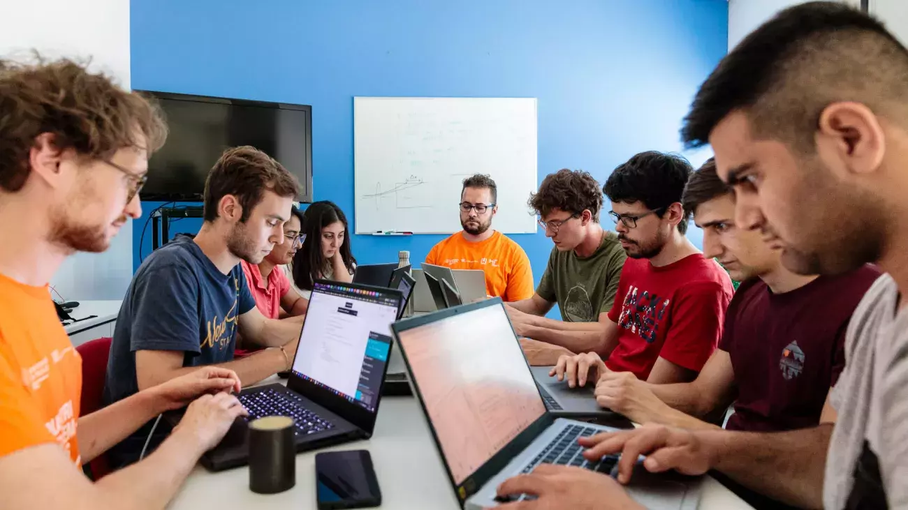 gruppo di ragazzi con laptop durante Industrial Problem Solving with Physics