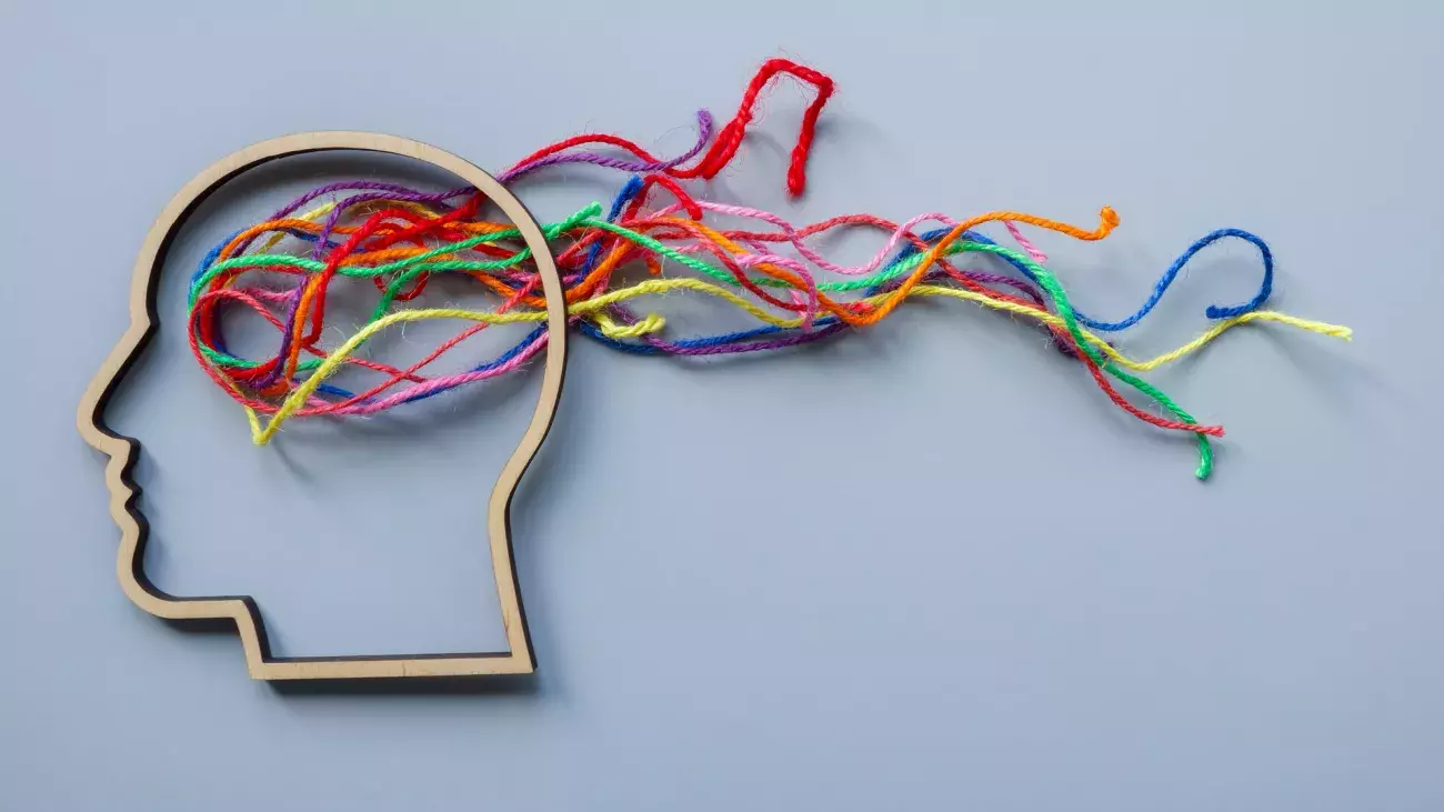 illustrazione profilo testa uomo con fili colorati