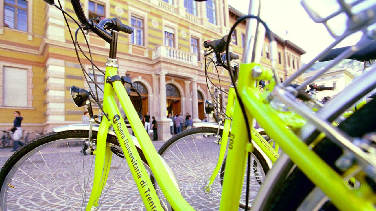bicicletta con logo opera universitaria Trento