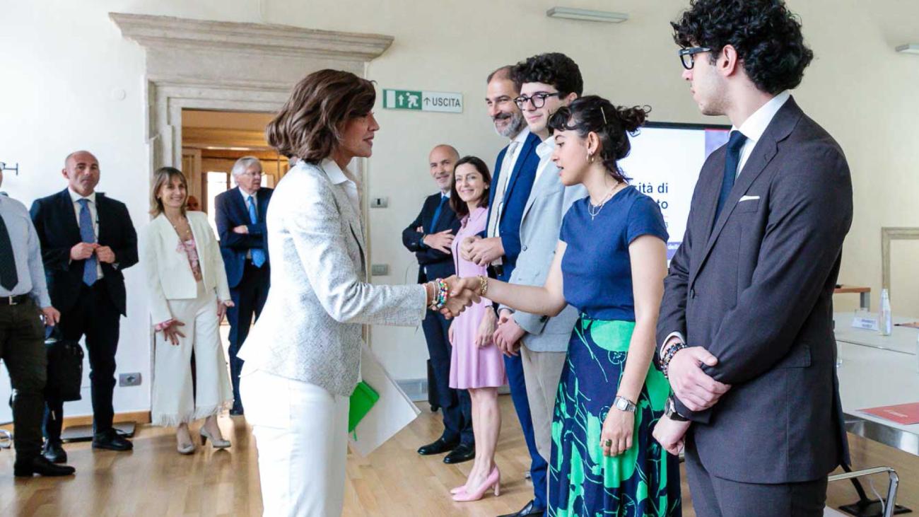 stretta di mano studenti e Ministro dell'Istruzione presso Palazzo Sardagna 2023
