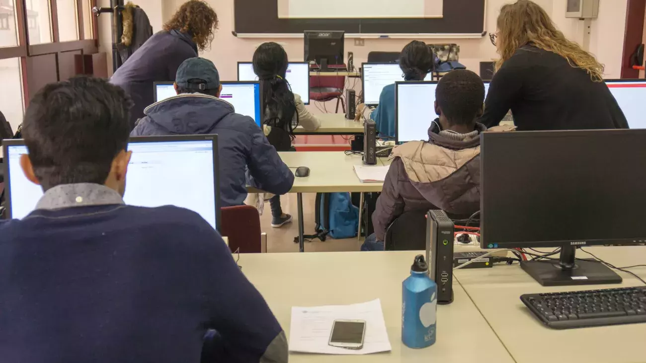 studenti rifugiati in aula, al computer