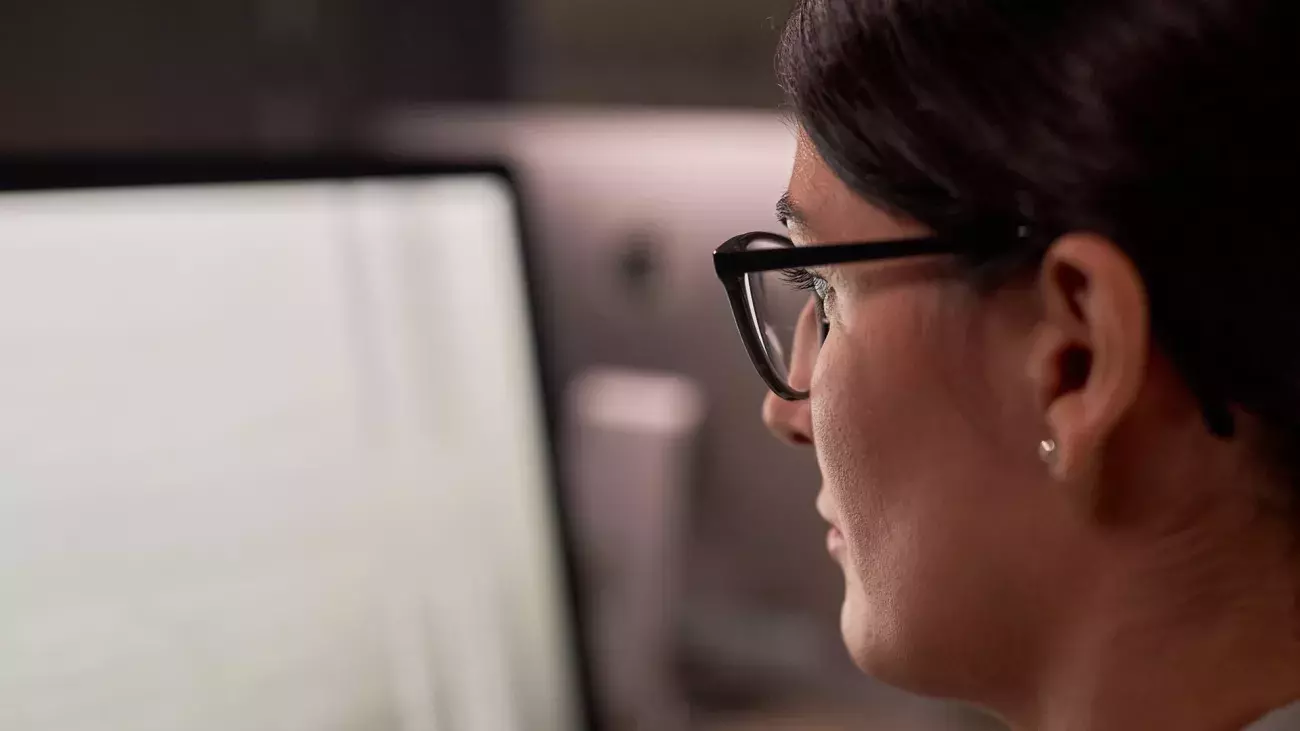 volto di profilo e  monitor computer