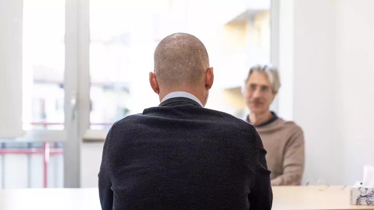 persona di schiena con consulente