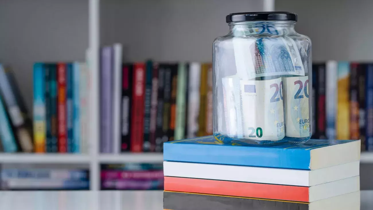 barattolo con banconote, libri