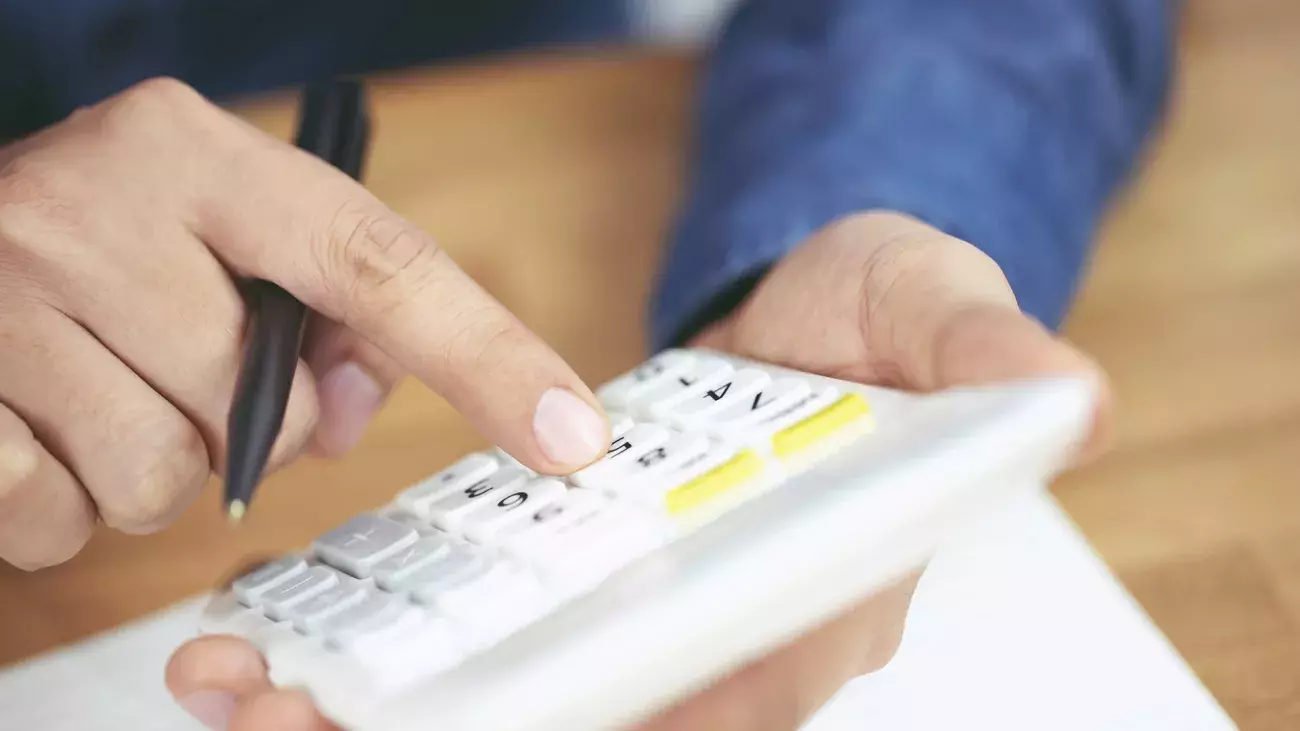 mani con calcolatrice