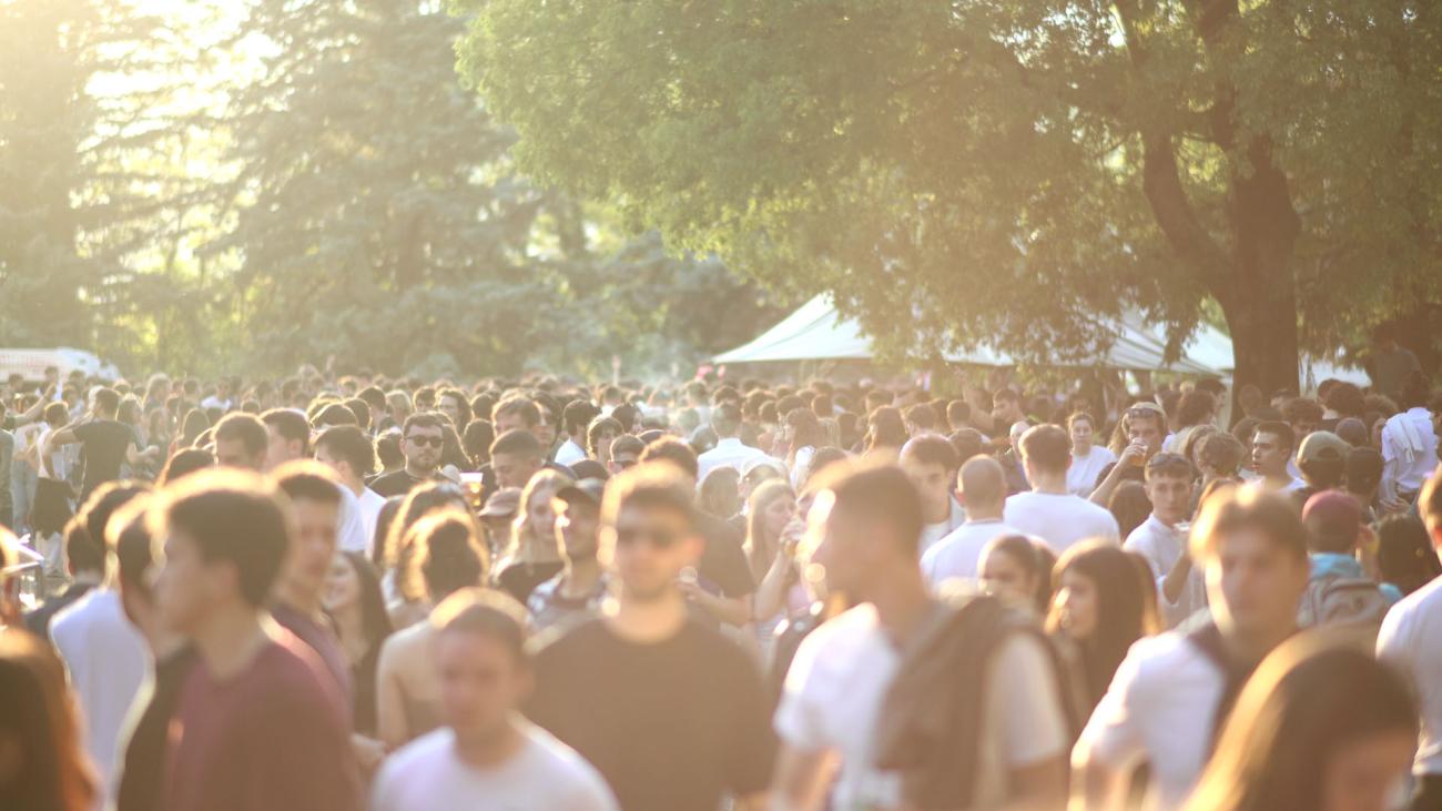 folla di studenti, festival Mesiano