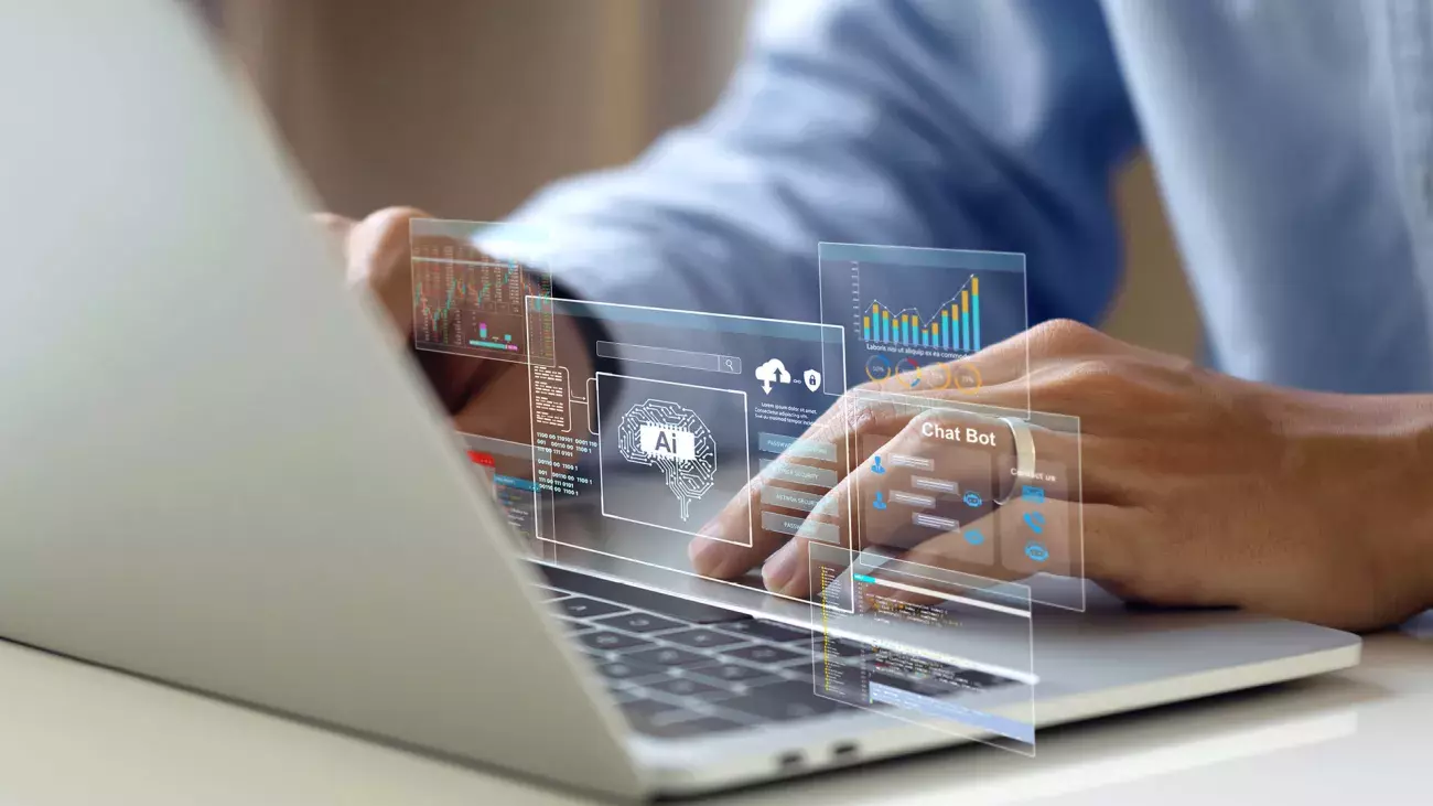 mani su tastiera laptop con simboli AI chatbot