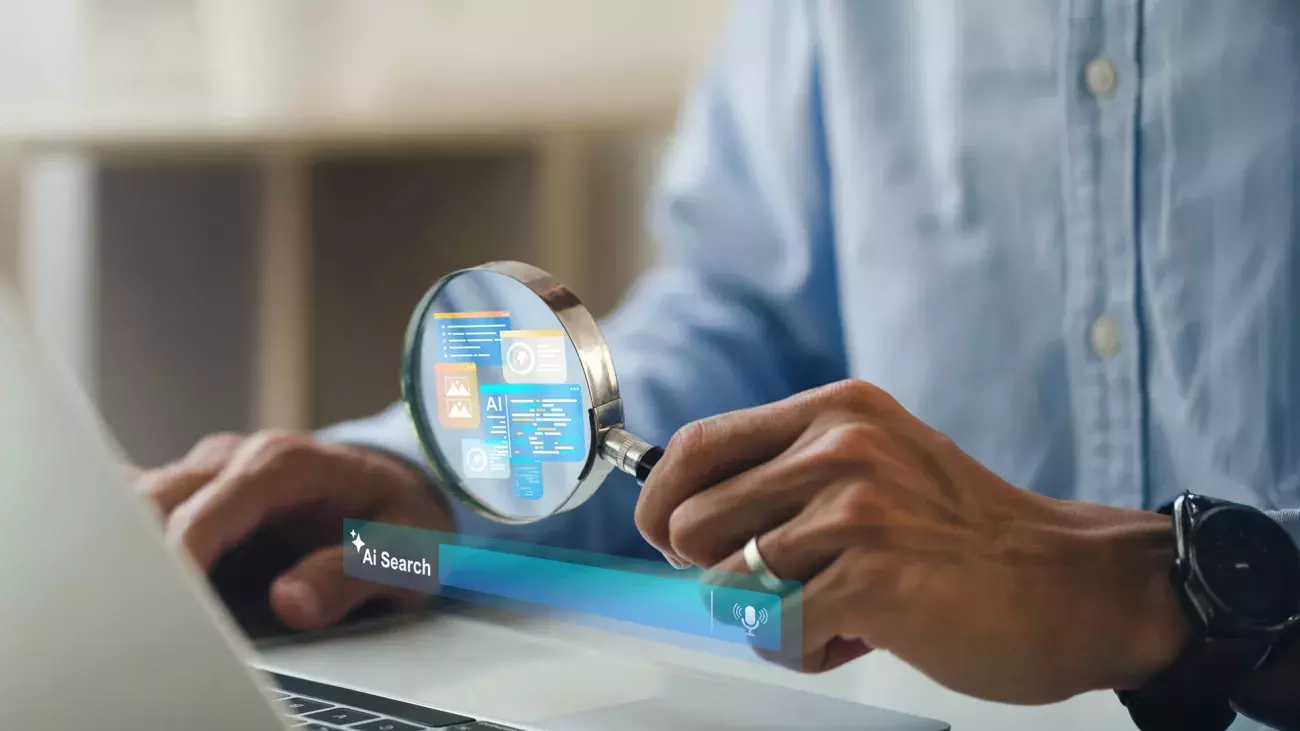 mani con lente di ingrandimento, laptop e simboli AI