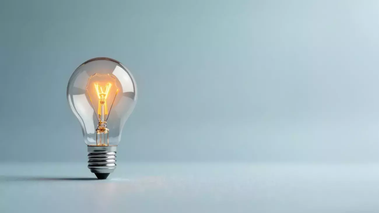 lampadina luminosa con sfondo neutro