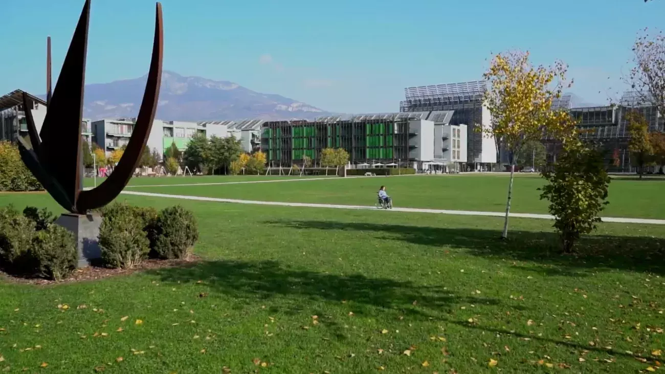quartiere Le Albere, parco, persona in sedia a rotelle